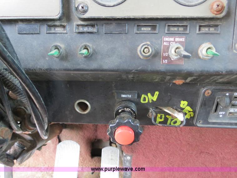 image for item B4775 1989 International 9300 Eagle semi truck