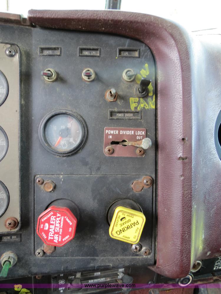 image for item B4775 1989 International 9300 Eagle semi truck