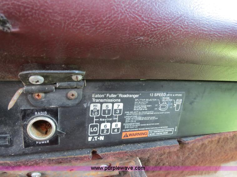 image for item B4775 1989 International 9300 Eagle semi truck