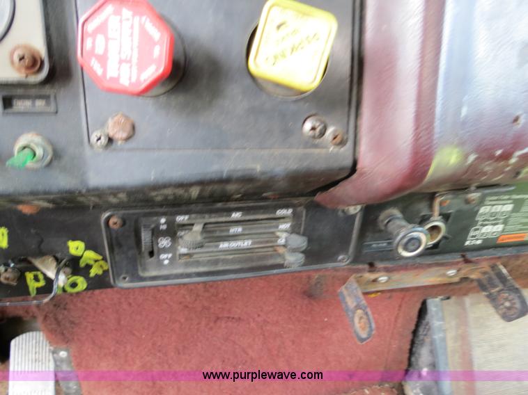 image for item B4775 1989 International 9300 Eagle semi truck