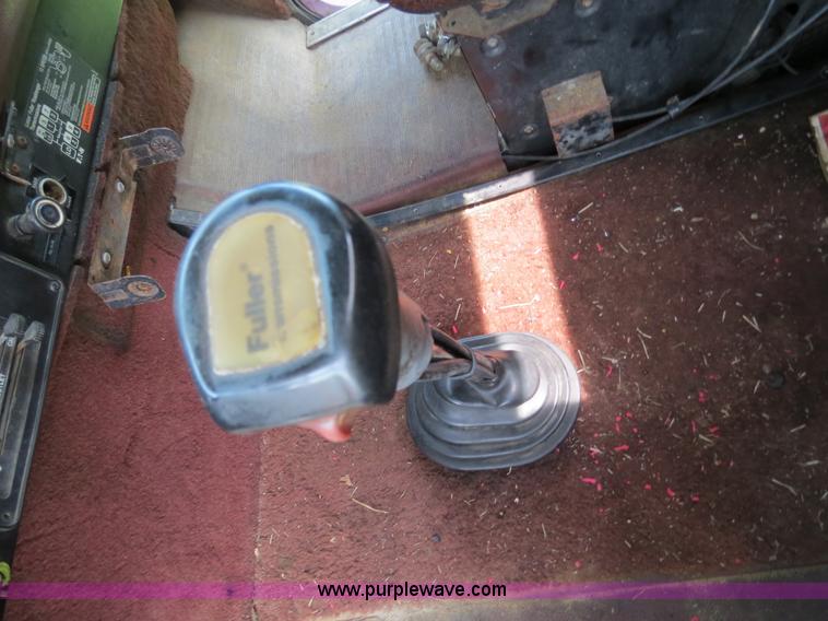 image for item B4775 1989 International 9300 Eagle semi truck