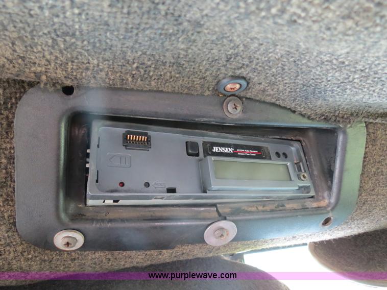 image for item B4775 1989 International 9300 Eagle semi truck