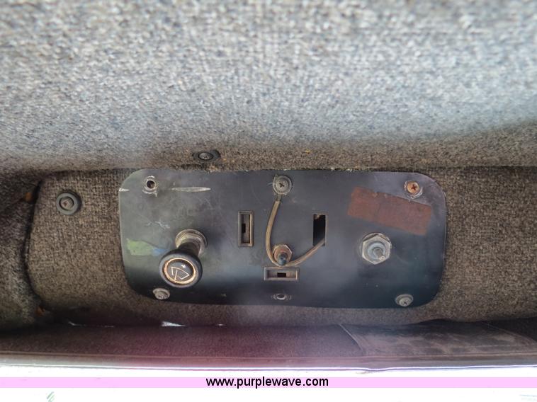 image for item B4775 1989 International 9300 Eagle semi truck