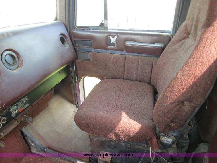 image for item B4775 1989 International 9300 Eagle semi truck