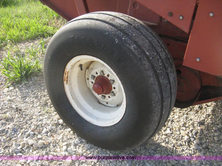 image for item D8399 1989 Hesston 560 round baler