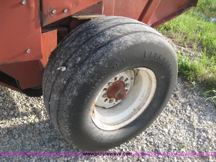 image for item D8399 1989 Hesston 560 round baler