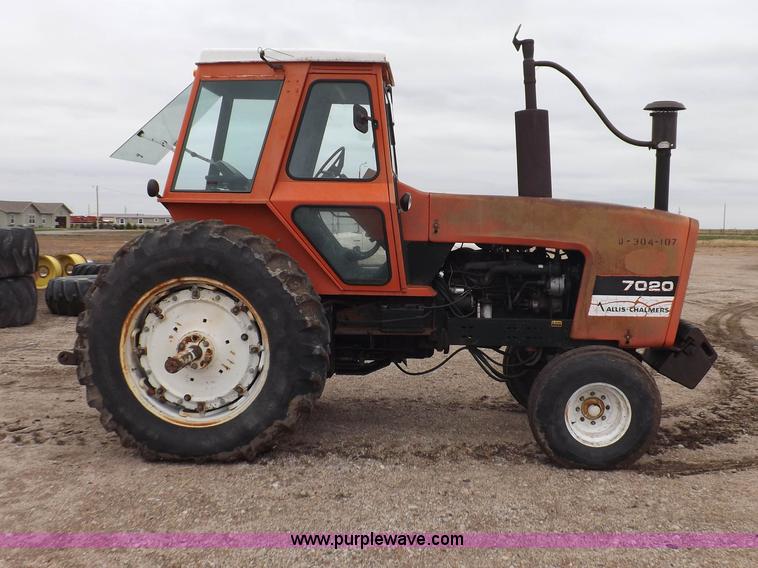 image for item F8728 1981 Allis Chalmers 7020 tractor