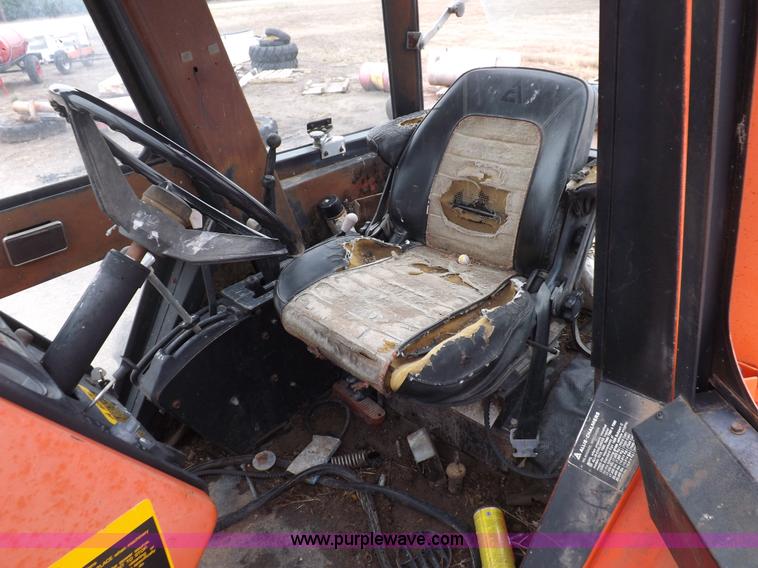 image for item F8728 1981 Allis Chalmers 7020 tractor