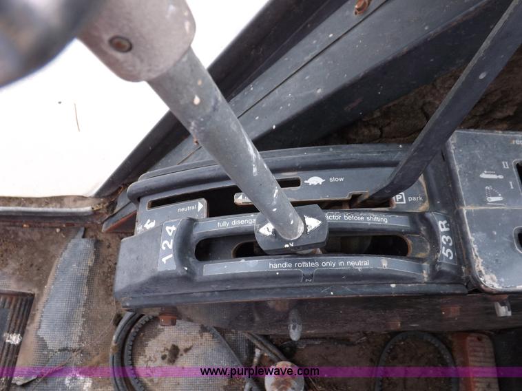 image for item F8728 1981 Allis Chalmers 7020 tractor