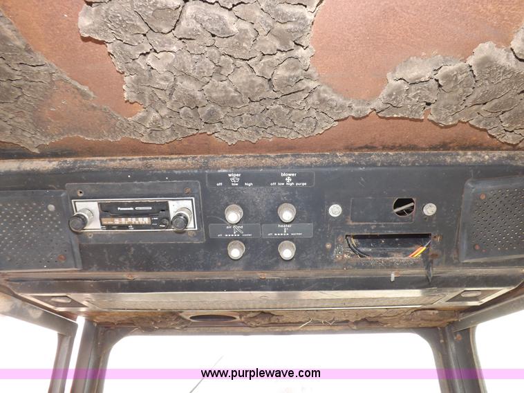 image for item F8728 1981 Allis Chalmers 7020 tractor