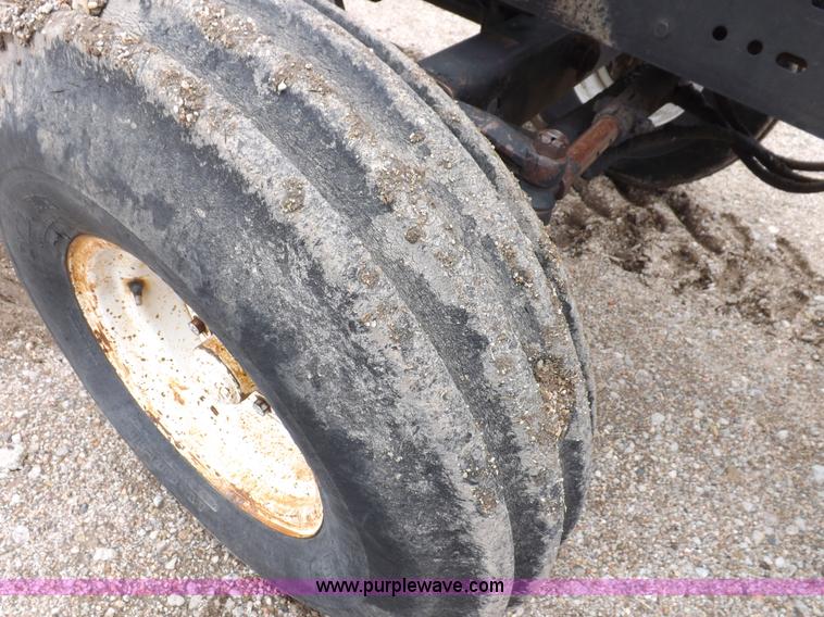 image for item F8728 1981 Allis Chalmers 7020 tractor