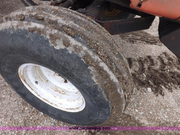 image for item F8728 1981 Allis Chalmers 7020 tractor