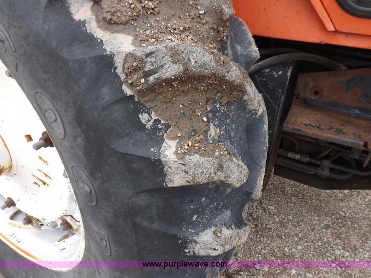 image for item F8728 1981 Allis Chalmers 7020 tractor