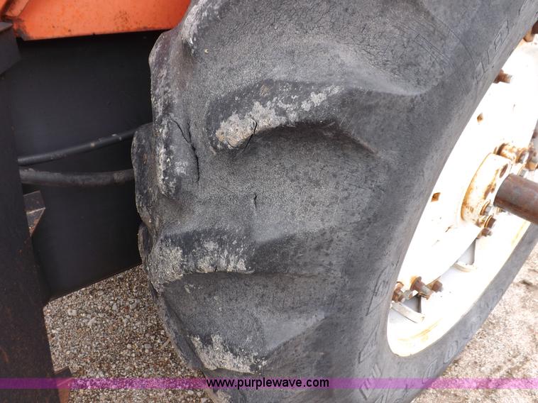 image for item F8728 1981 Allis Chalmers 7020 tractor