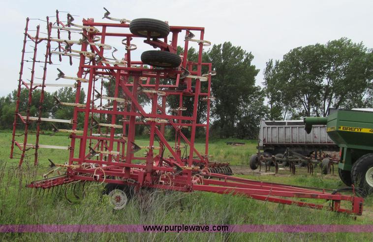image for item G2001 Wil-Rich 2500 field cultivator