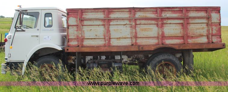 image for item G5036 1975 International Cargo Star 1710B grain truck