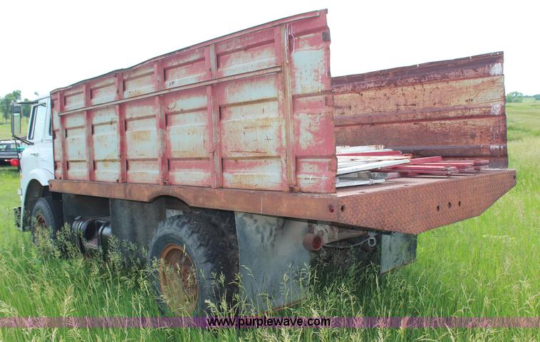 image for item G5036 1975 International Cargo Star 1710B grain truck