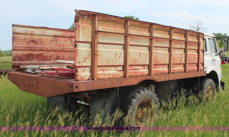 image for item G5036 1975 International Cargo Star 1710B grain truck