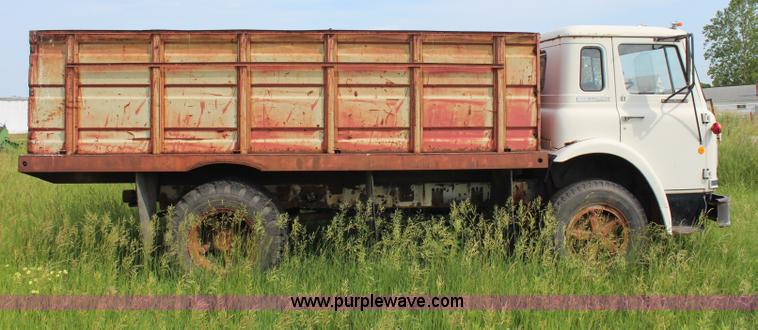 image for item G5036 1975 International Cargo Star 1710B grain truck