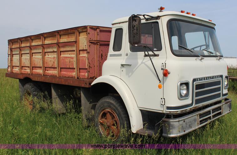 image for item G5036 1975 International Cargo Star 1710B grain truck