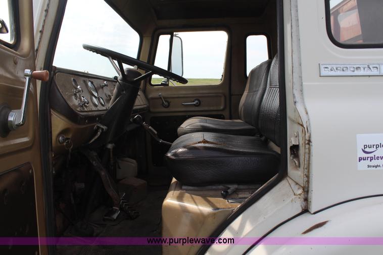 image for item G5036 1975 International Cargo Star 1710B grain truck