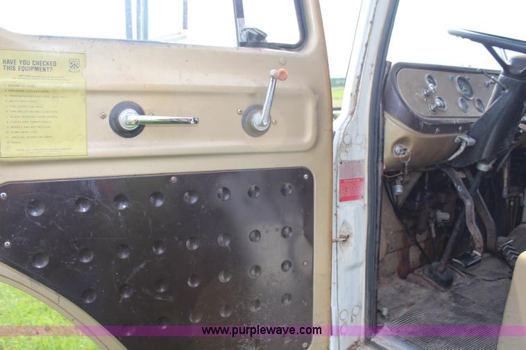 image for item G5036 1975 International Cargo Star 1710B grain truck