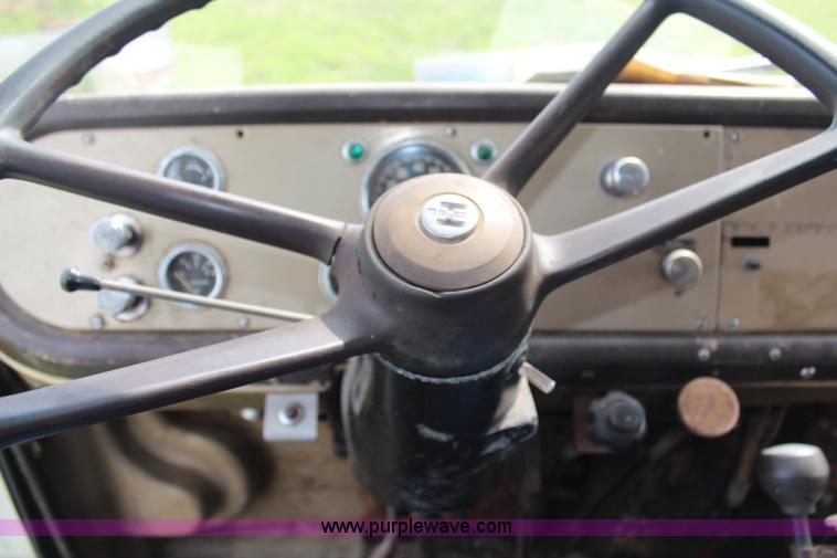 image for item G5036 1975 International Cargo Star 1710B grain truck