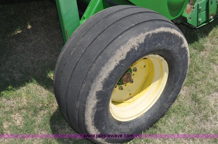 image for item G6040 2002 John Deere 567 round baler