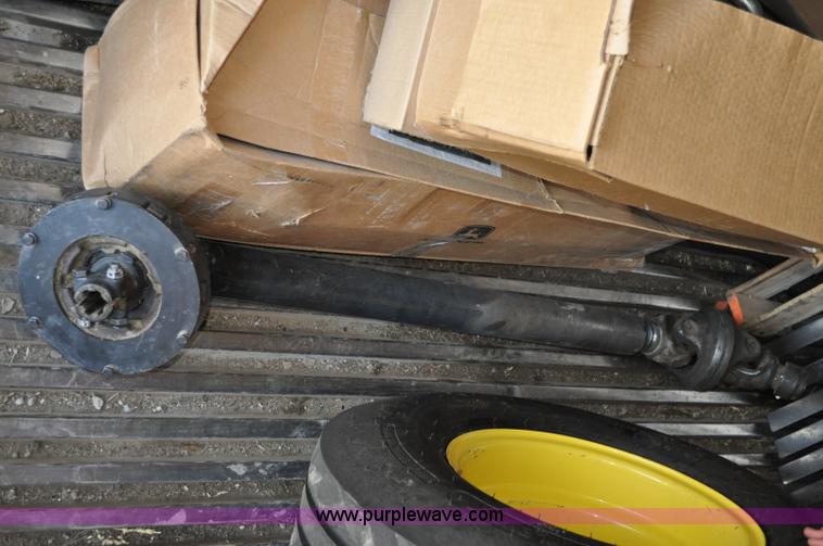 image for item G6040 2002 John Deere 567 round baler