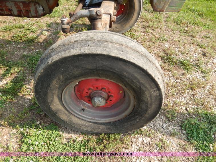 image for item H3052 1968 Massey-Ferguson 180 tractor