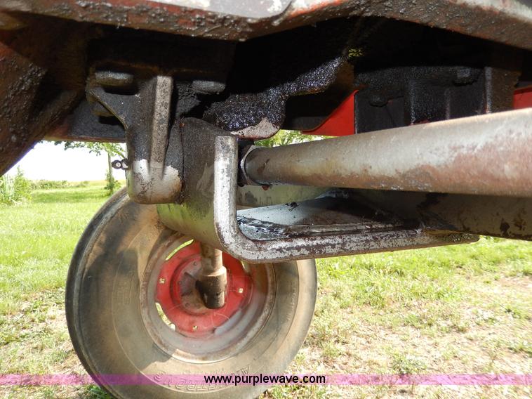 image for item H3052 1968 Massey-Ferguson 180 tractor