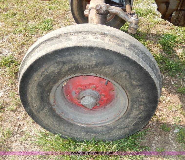 image for item H3052 1968 Massey-Ferguson 180 tractor