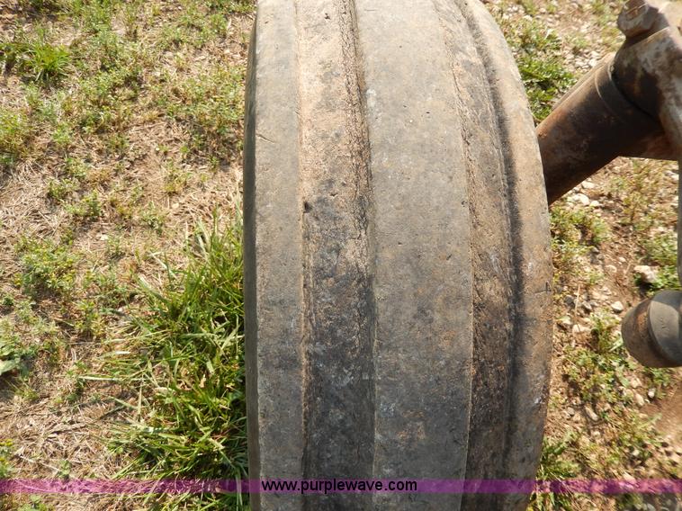 image for item H3052 1968 Massey-Ferguson 180 tractor