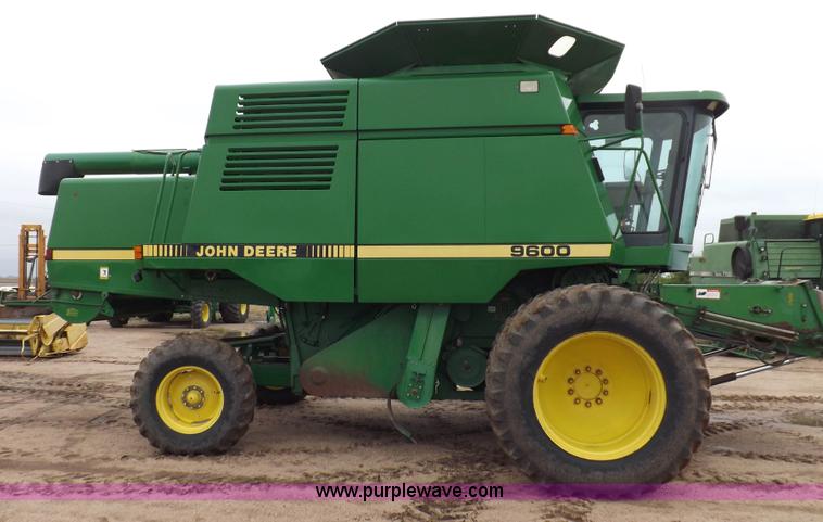 image for item H7018 1990 John Deere 9600 Turbo combine