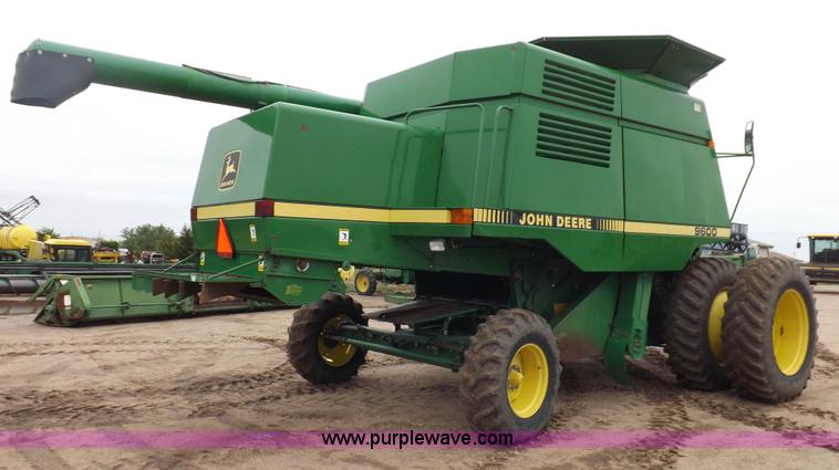 image for item H7018 1990 John Deere 9600 Turbo combine