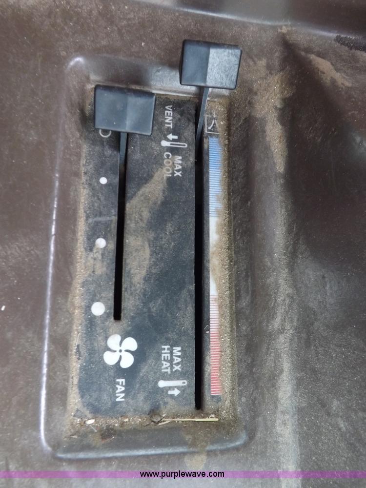 image for item H7018 1990 John Deere 9600 Turbo combine