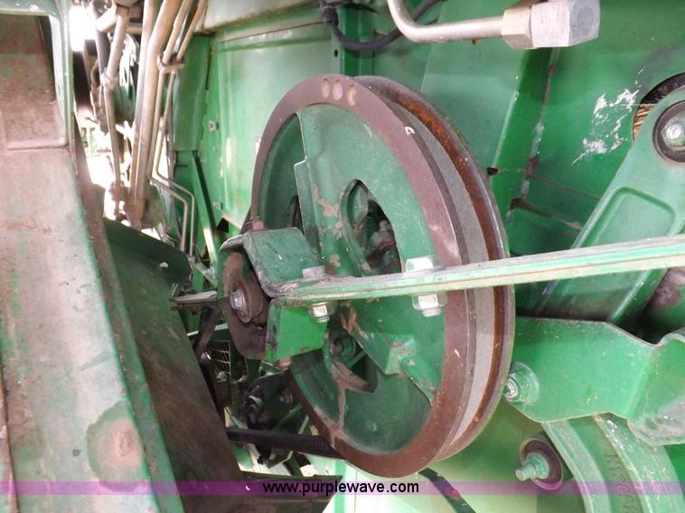 image for item H7018 1990 John Deere 9600 Turbo combine