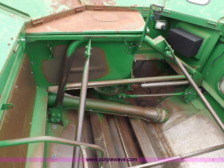image for item H7018 1990 John Deere 9600 Turbo combine