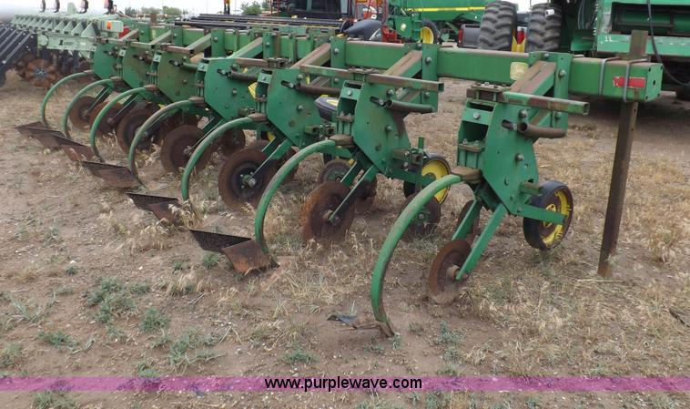 image for item H7019 John Deere 885 cultivator