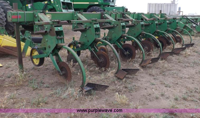 image for item H7019 John Deere 885 cultivator