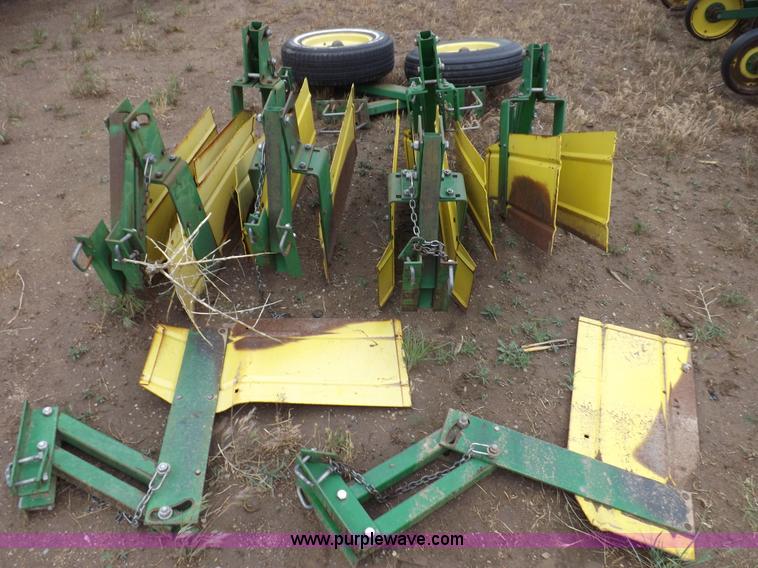 image for item H7019 John Deere 885 cultivator