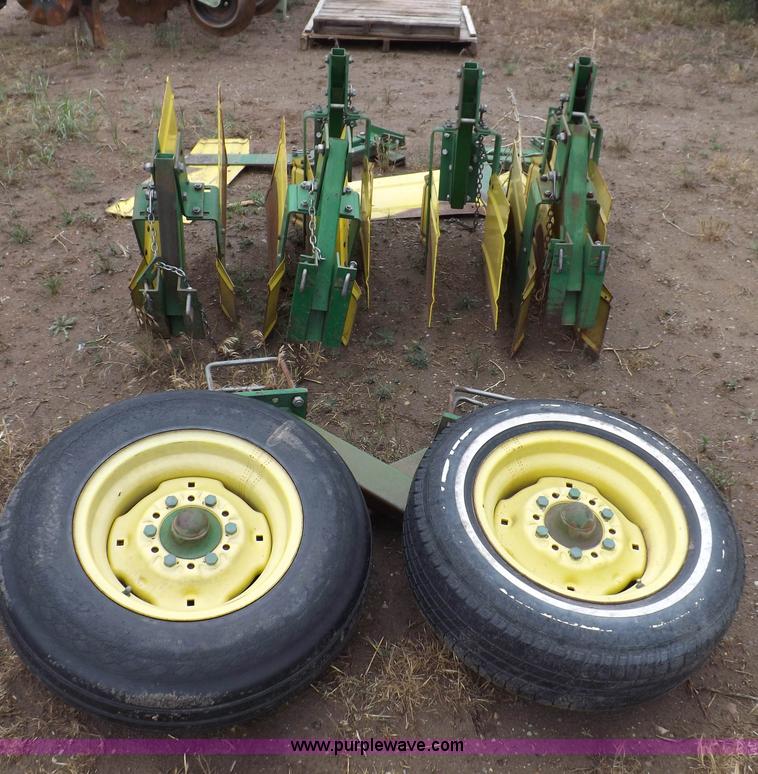 image for item H7019 John Deere 885 cultivator