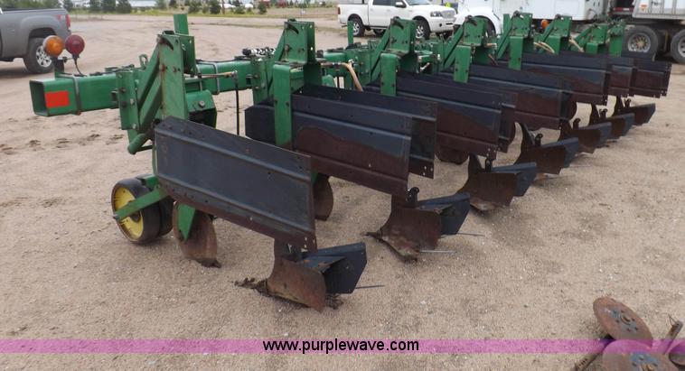 image for item H7020 John Deere 886 cultivator
