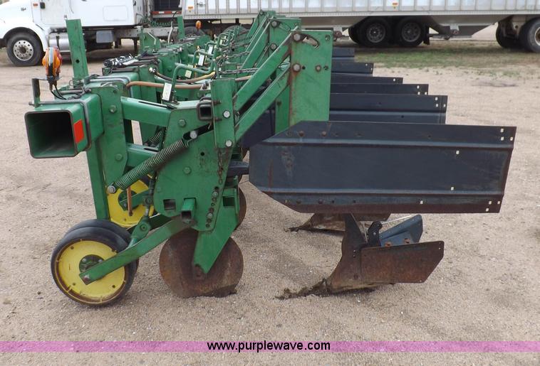 image for item H7020 John Deere 886 cultivator