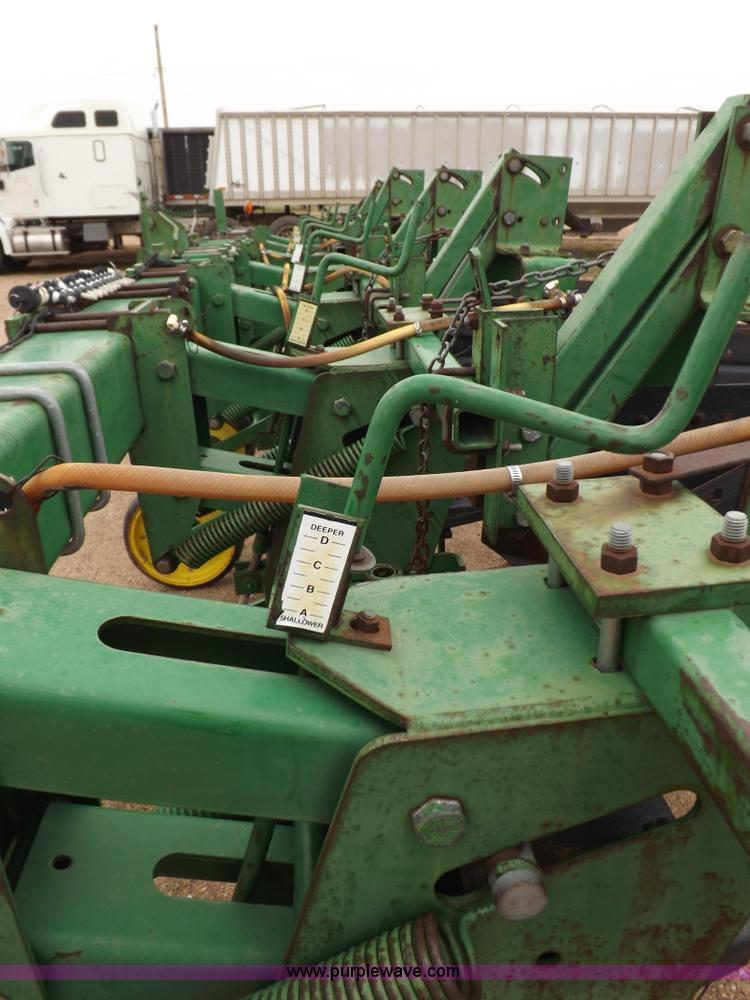 image for item H7020 John Deere 886 cultivator