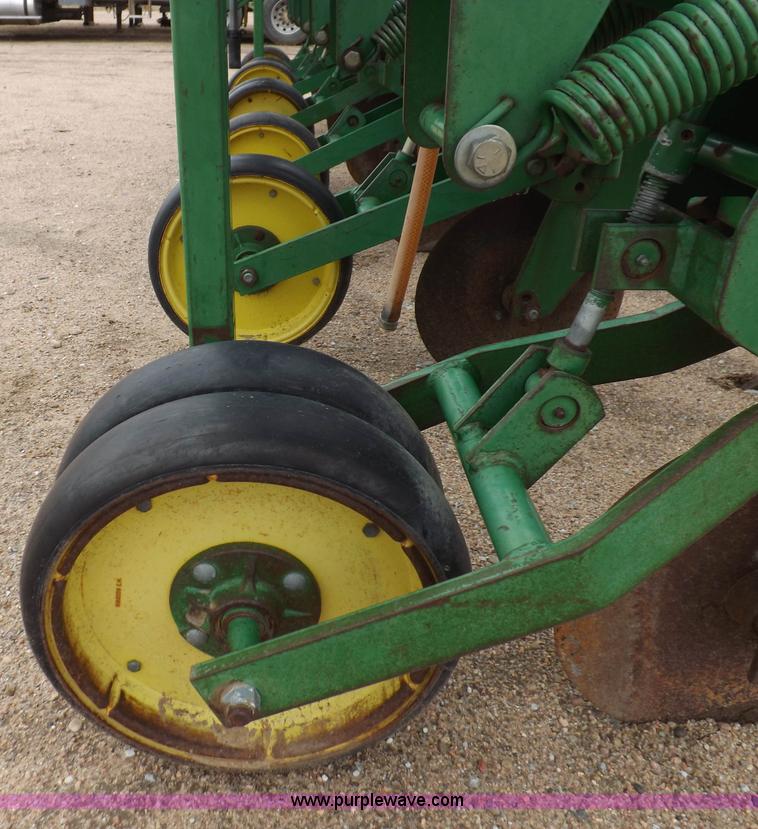 image for item H7020 John Deere 886 cultivator