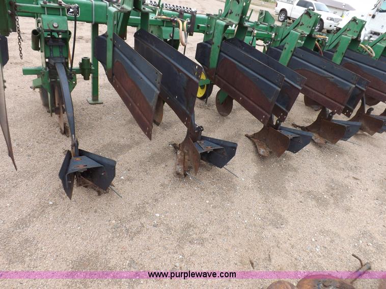 image for item H7020 John Deere 886 cultivator