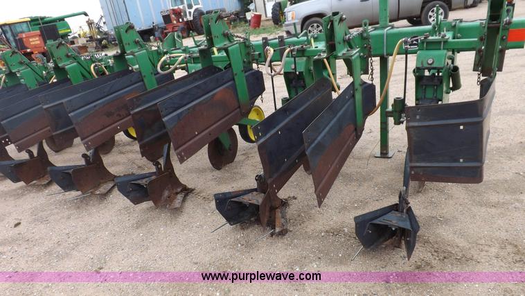 image for item H7020 John Deere 886 cultivator