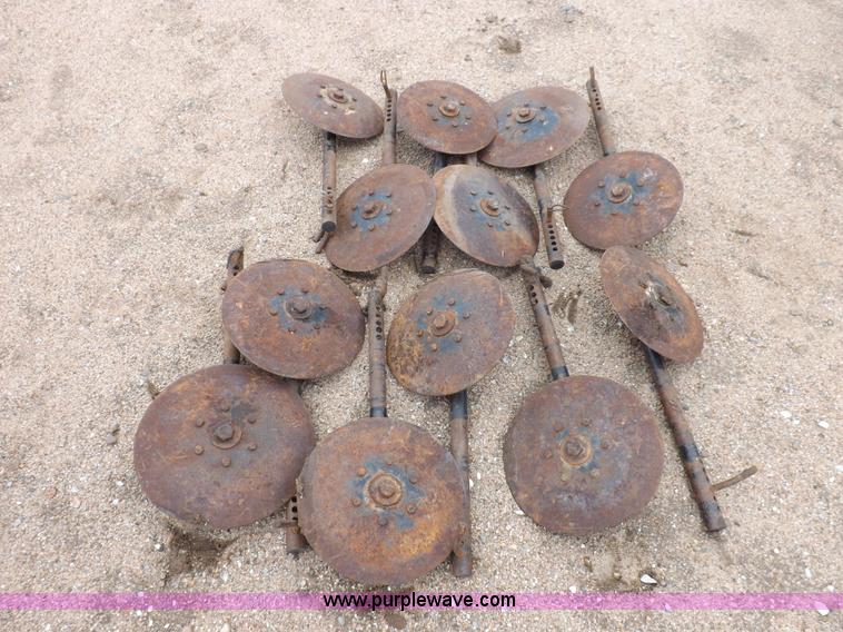 image for item H7020 John Deere 886 cultivator