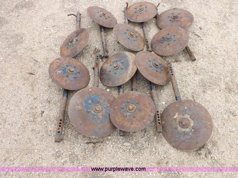 image for item H7020 John Deere 886 cultivator